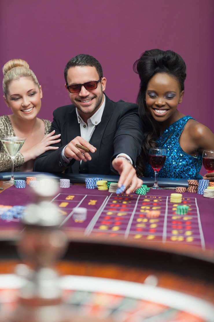 Pengguna tersenyum lega setelah menemukan jawaban masalah mereka pada halaman FAQ winslots8 yang lengkap dan mudah diikuti