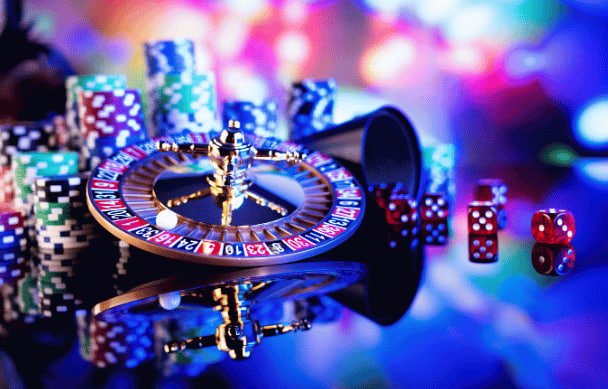 Ruang casino virtual yang menyuguhkan meja blackjack dengan dealer profesional secara live streaming online